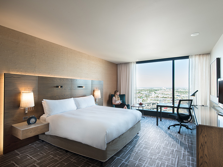 Deluxe King Room at Pan Pacific Melbourne