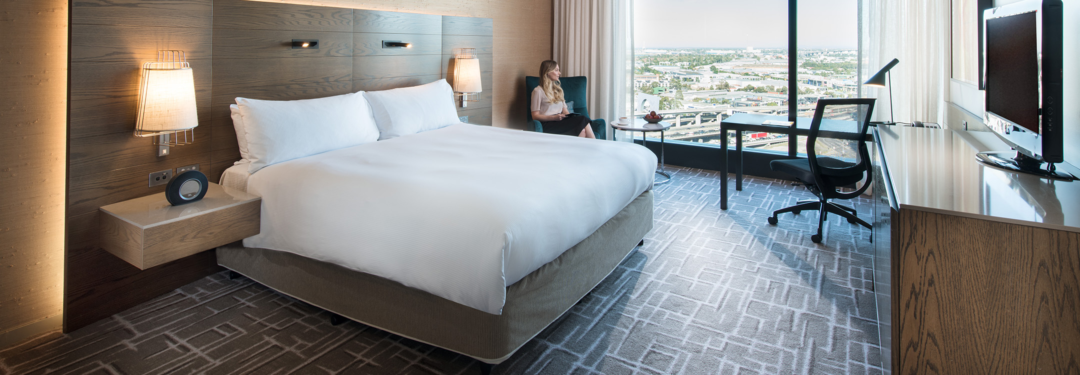 Deluxe King Room at Pan Pacific Melbourne