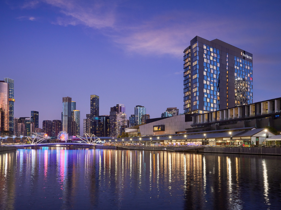 <p>Ideally located in the vibrant South Wharf precinct, Pan Pacific Melbourne offers direct connectivity to the Melbourne Convention and Exhibition Centre—placing you at the epicentre of the city’s premier dining, luxury shopping, and entertainment.</p>
