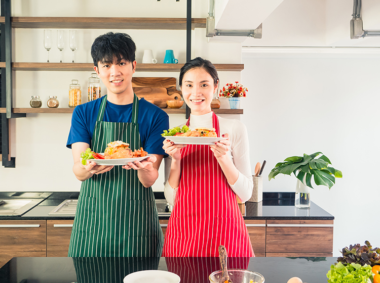 married couple cooking class