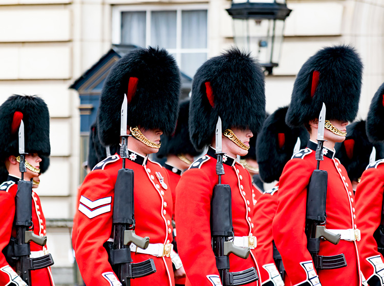 changing of guards at buckingham palace