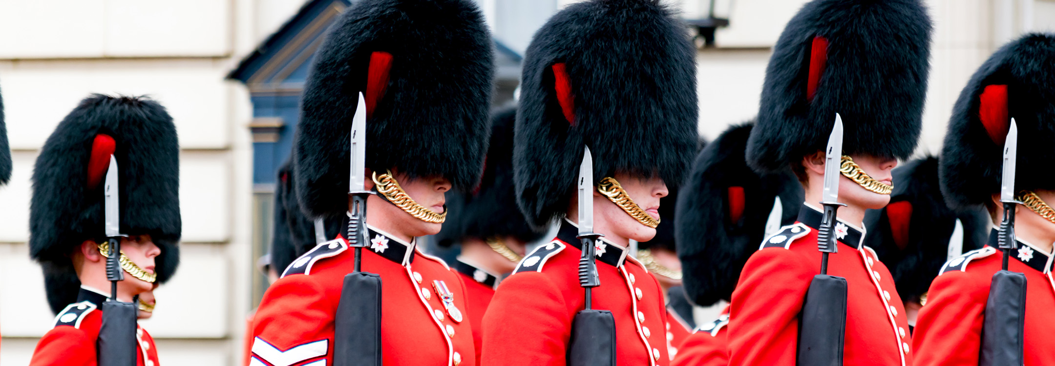 changing of guards at buckingham palace