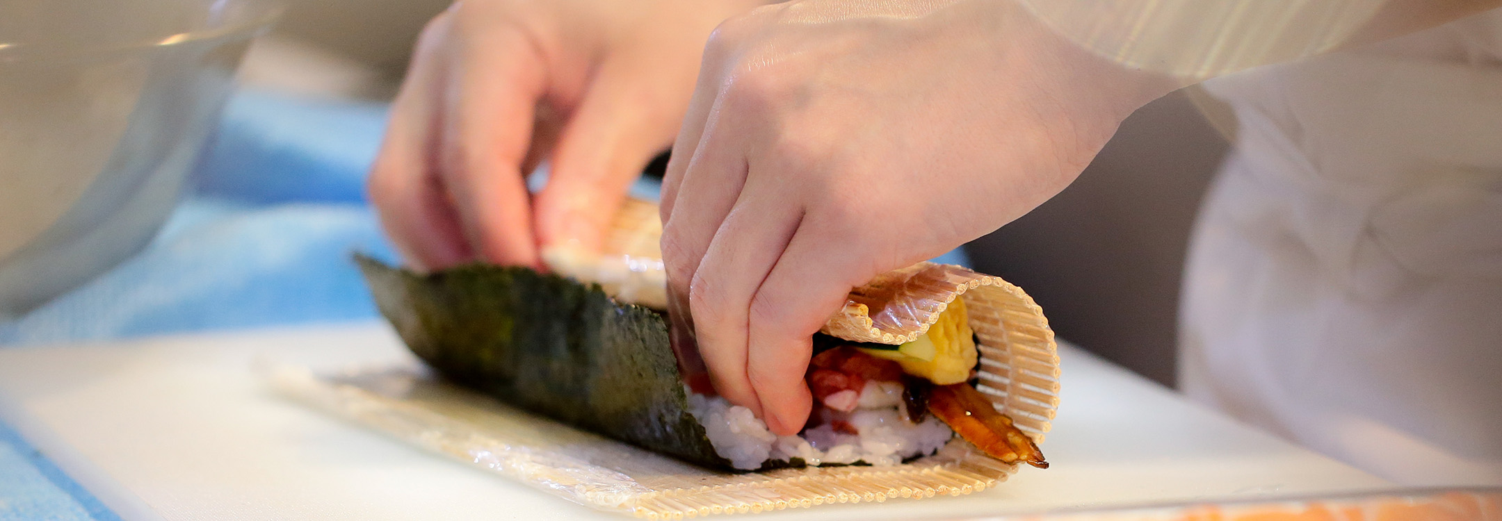 making sushi roll bamboo mat